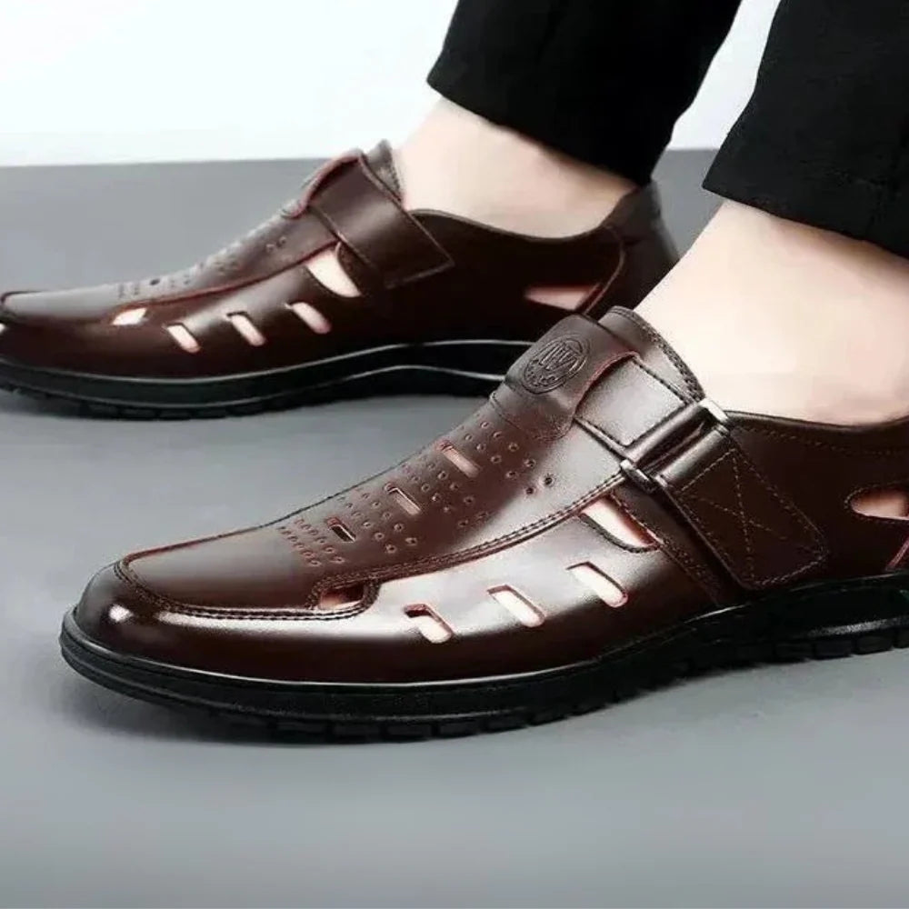 Kevin – Closed-Toe Sandals with Adjustable Strap and Ventilated Design