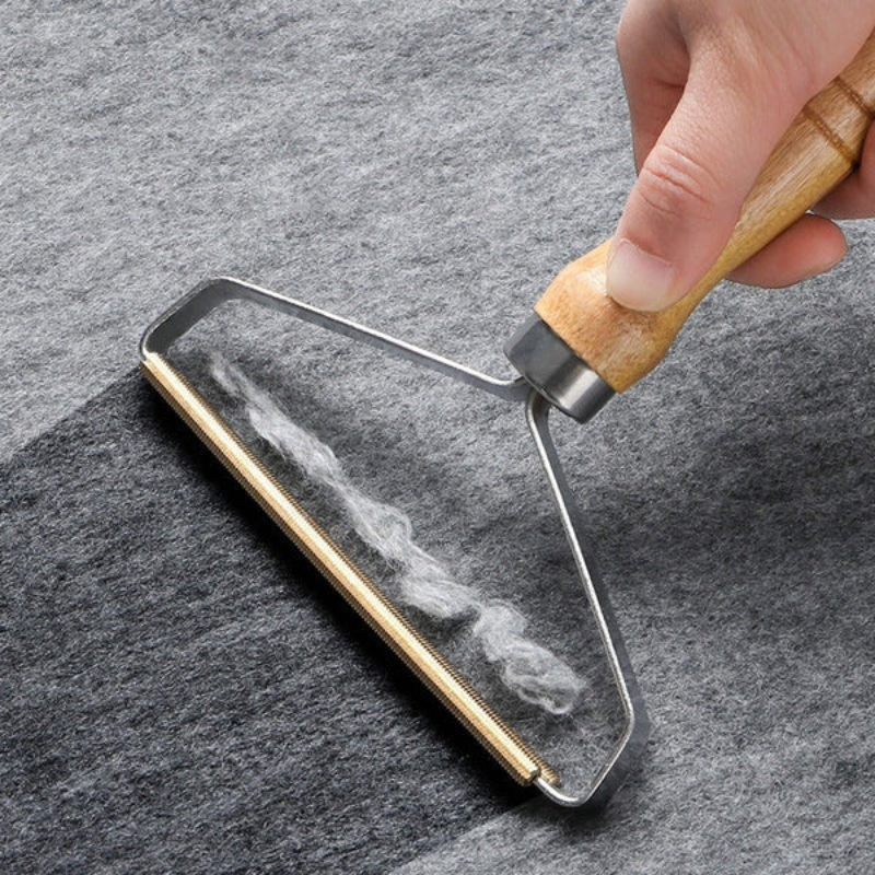 FibreEase – Portable Lint Remover with Copper Blade and Wooden Handle