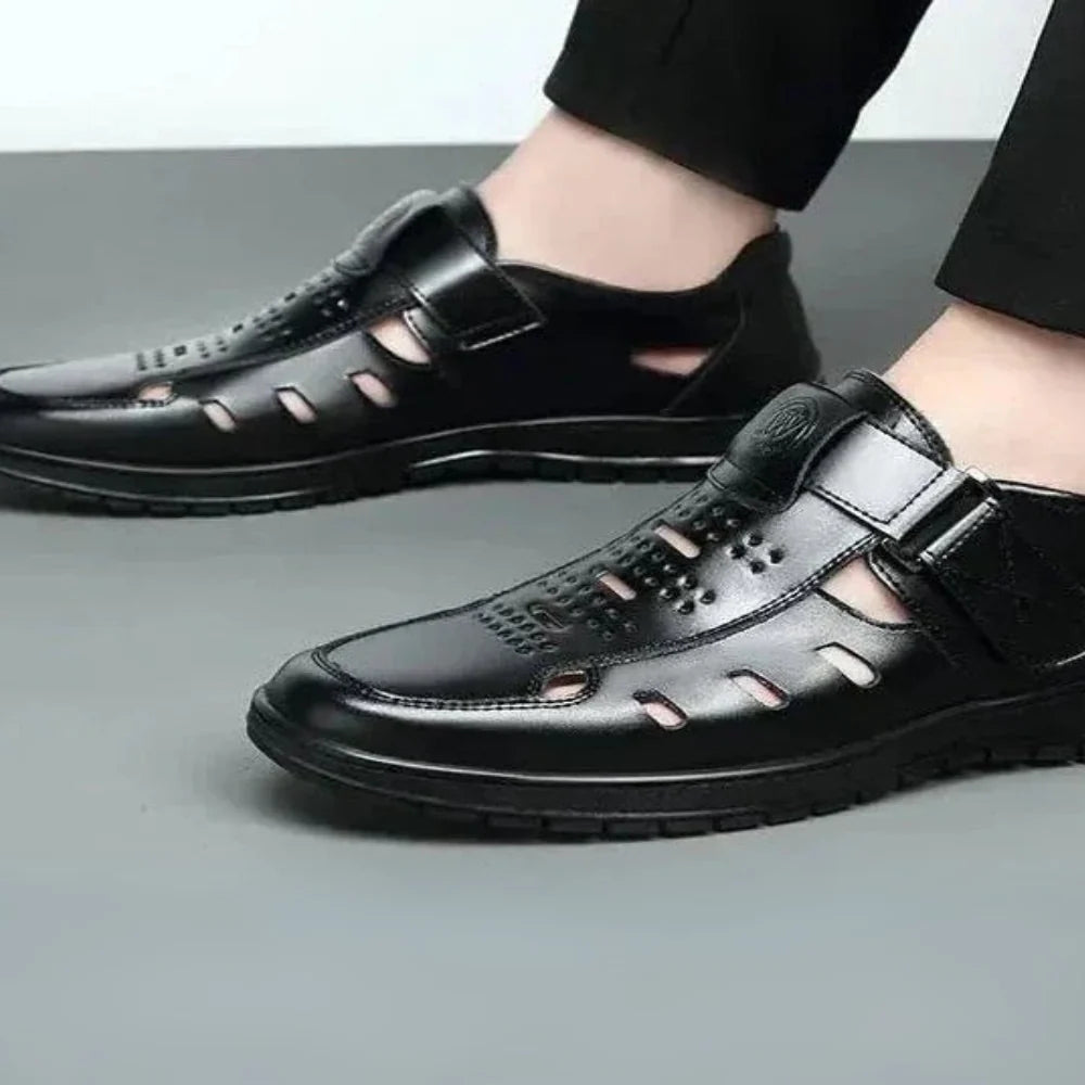 Kevin – Closed-Toe Sandals with Adjustable Strap and Ventilated Design