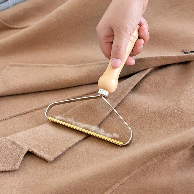 FibreEase – Portable Lint Remover with Copper Blade and Wooden Handle
