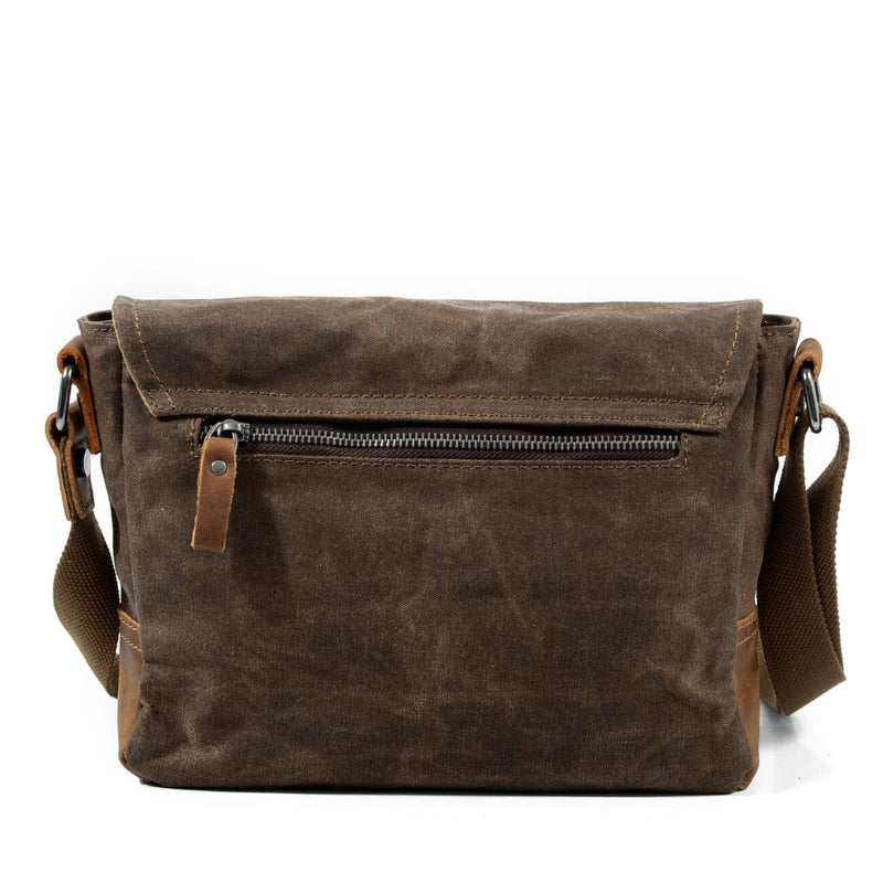 Eira – Shoulder Bag with Adjustable Buckle Strap and Zipper Closure