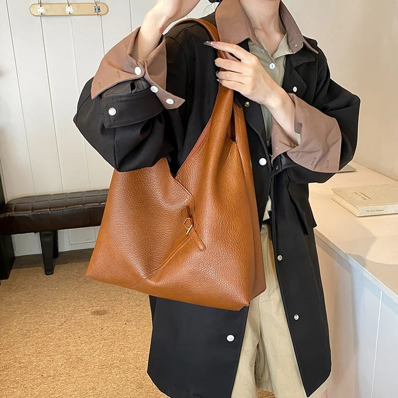 Noelia - PU Leather Shoulder Bag with Classic Design and Buckle Closure