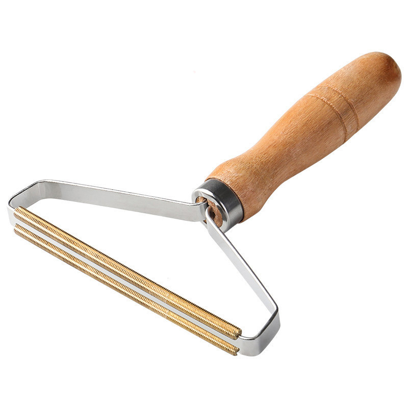 FibreEase – Portable Lint Remover with Copper Blade and Wooden Handle