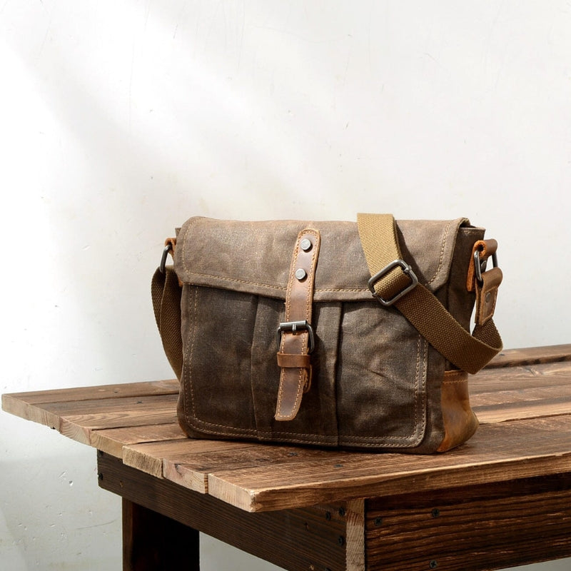 Eira – Shoulder Bag with Adjustable Buckle Strap and Zipper Closure
