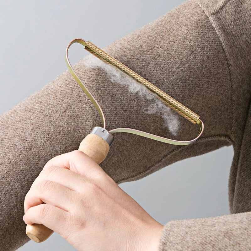 FibreEase – Portable Lint Remover with Copper Blade and Wooden Handle