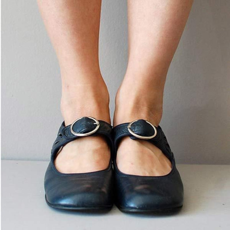 Vittoria – Elegant Round-Toe Shoes with Adjustable Strap and Buckle Detail