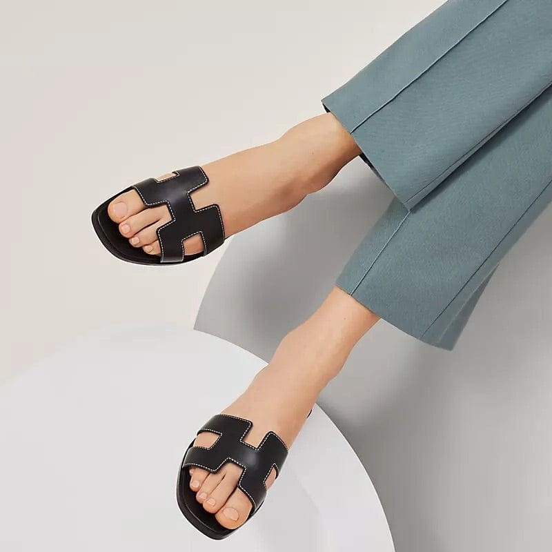 Lunara – Flat Slippers with Non-Slip Sole and Stylish Cutout Design
